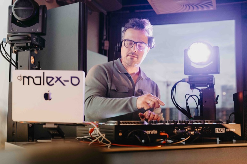 DJ legt bei einem Firmenevent auf