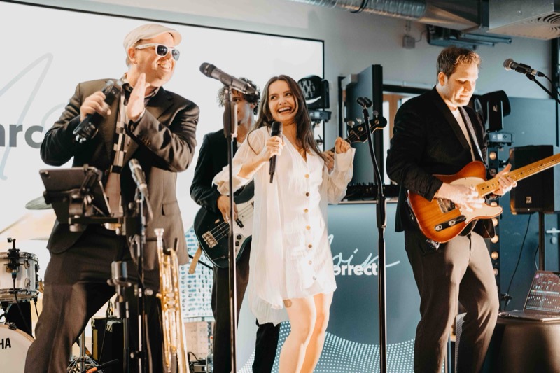 Liveband mit Sängerin auf der Bühne eines Firmenevents