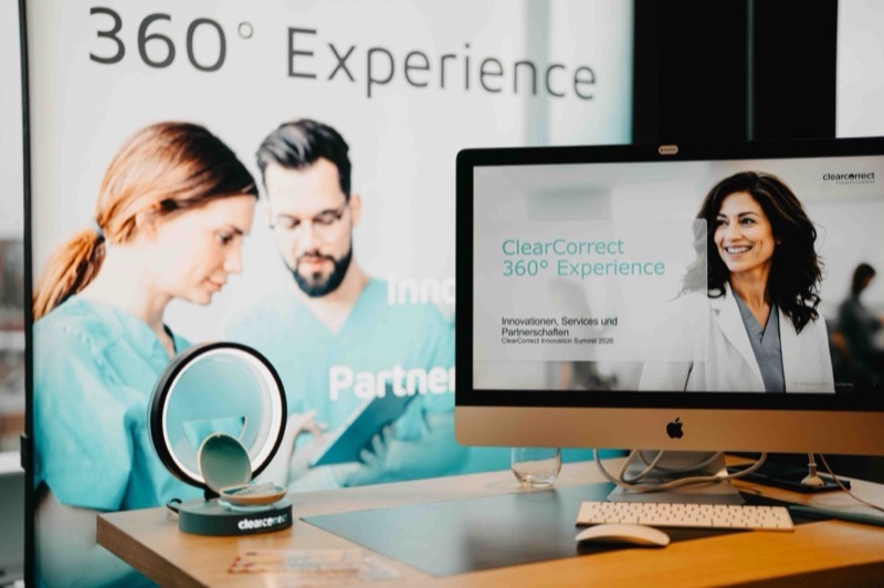 Messestand „360° Experience“ mit Bildschirm, beleuchtetem Produktdisplay und Aligner-Etui